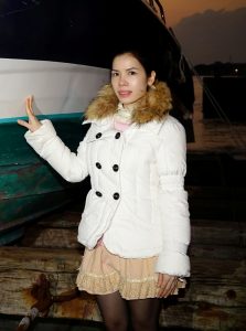 性感美妇王翠嫂来到海边浪一圈，有粉丝吗