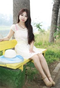 白衣美熟好有魅力，好想和她交个朋友