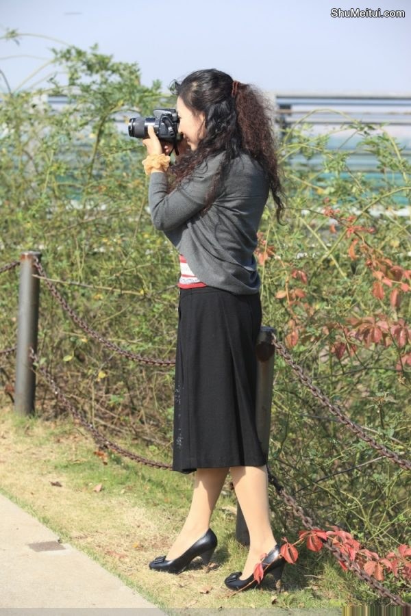 喜欢拍照的美熟到动物园采风[第2张/共16张]