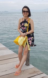 在海边光着脚玩水的熟妇