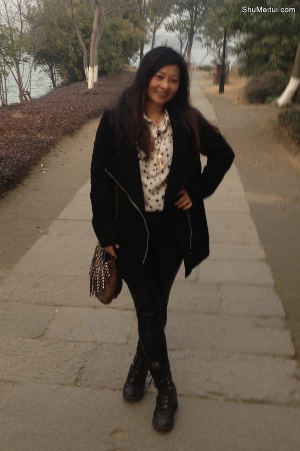 丰满的兰月姐穿紧身皮裤在湖边拍照[第33张/共33张]