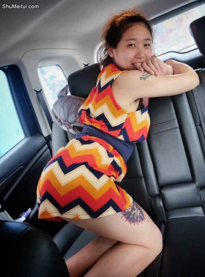 丰满的榴榴嫂彩虹裙大白腿[第6张/共29张]