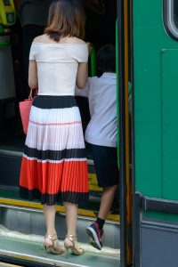 送儿子上校车的华裔气质美妇，这身材太苗条了