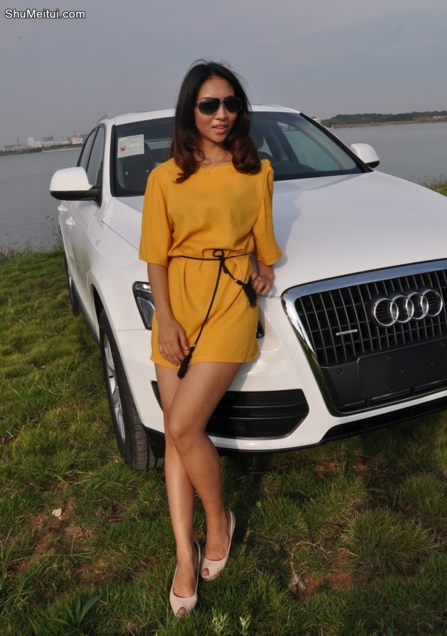 高挑的长发美女拍摄媳妇车模照片[第1张/共7张]