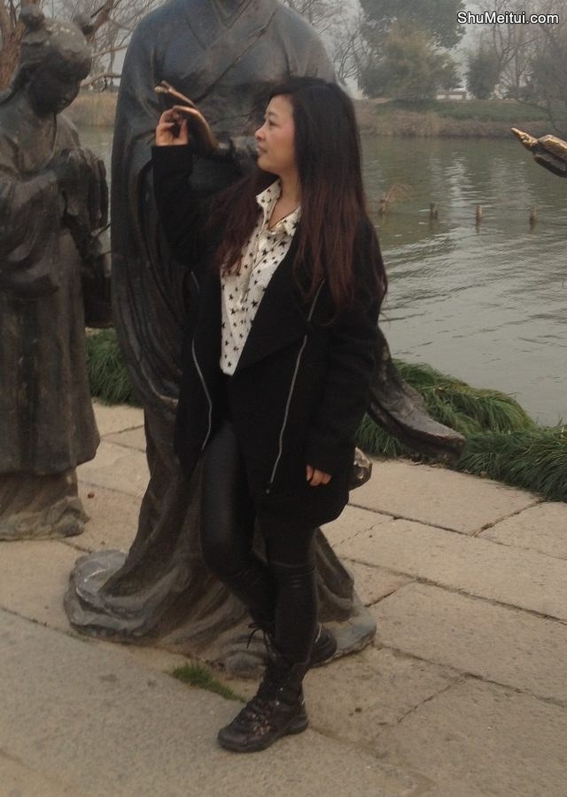 丰满的兰月姐穿紧身皮裤在湖边拍照[第30张/共33张]