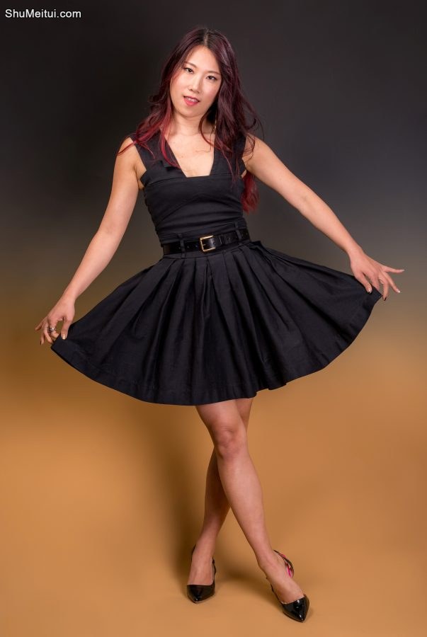 活力四射的熟妇辛迪，影棚内穿细高跟鞋拍写真[第5张/共19张]