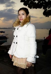 性感美妇王翠嫂来到海边浪一圈，有粉丝吗