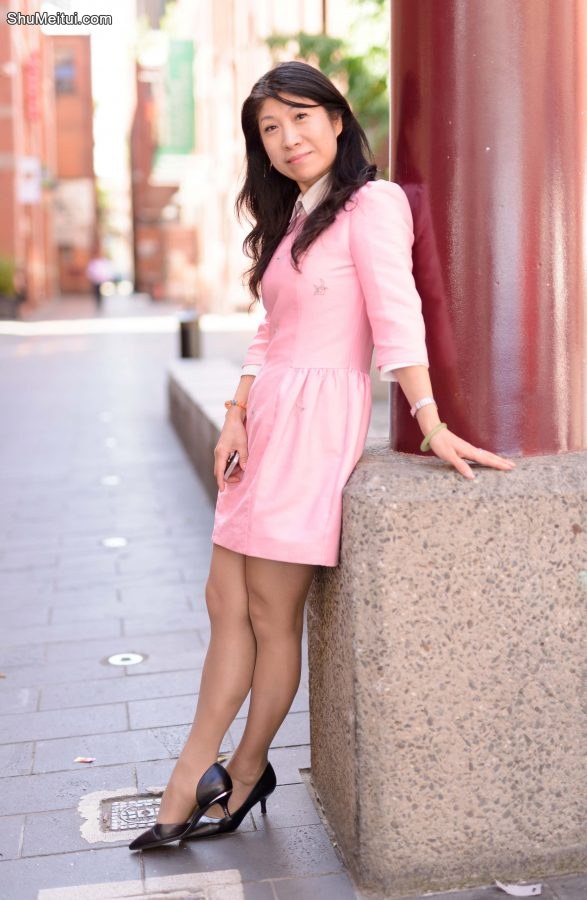 据说这位熟妇大姐是社区的一枝花，老头知己一大帮的[第2张/共5张]