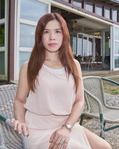 一袭长裙的熟妇王翠嫂还是最爱度假村