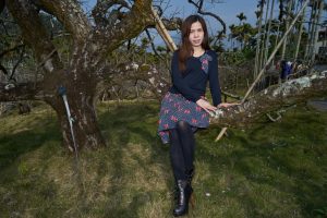 花裙黑高跟的美妇周末爬个小山，熟女进行时