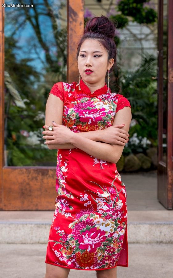 两位性感熟妇旗袍大长腿争锋斗艳，兄弟们喜欢哪个[第16张/共26张]