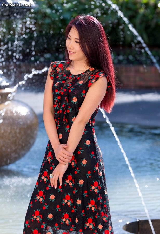 霸气十足大姐大辛迪碎花裙配黑色丝袜，穿起来太有范了[第1张/共7张]