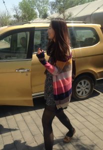 蓝色短裙美妇车里卖个萌，有约的不