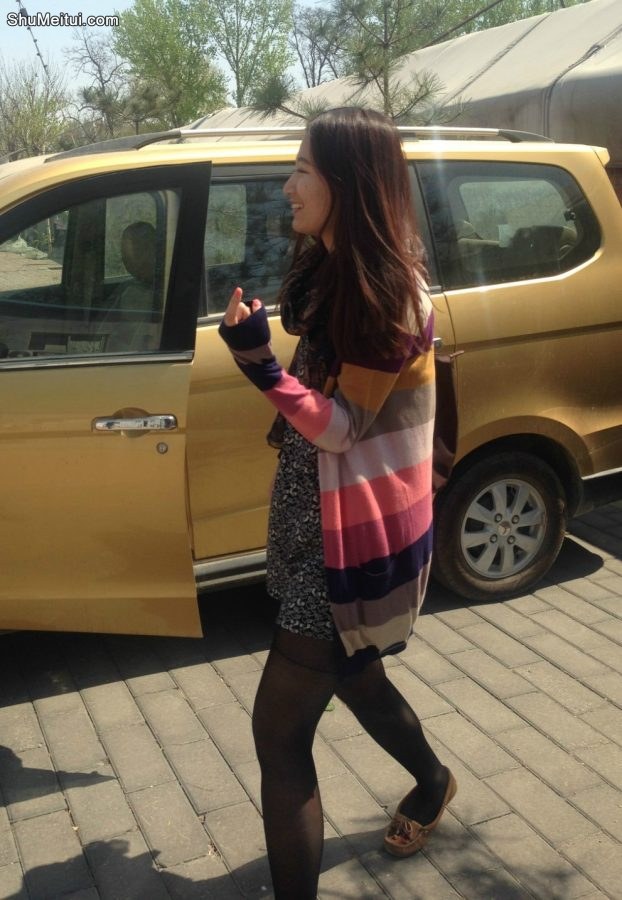 蓝色短裙美妇车里卖个萌，有约的不[第9张/共9张]