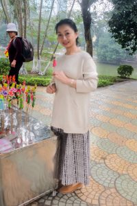 两位成熟美女大姐结伴拍照穿厚丝袜的腿型不错