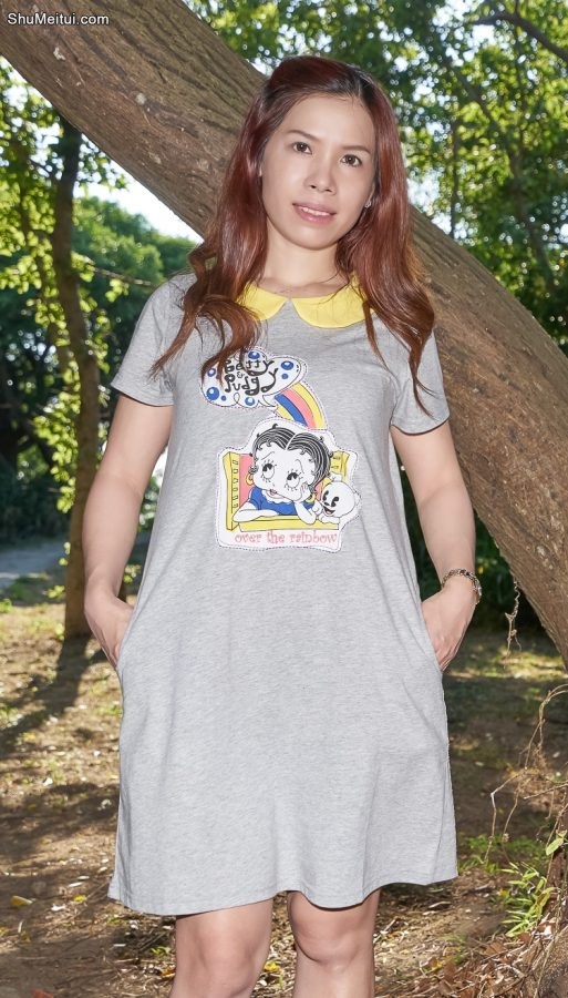 熟妇王翠嫂家居短裙外搭拖鞋休闲风出境[第4张/共9张]