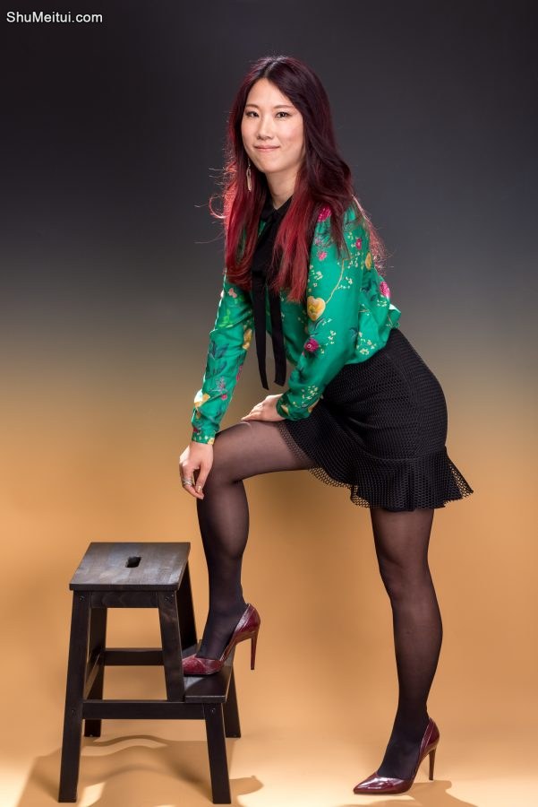 年轻性感熟妇辛迪拍了套写真，离异老板没要钱还跟他表白了[第7张/共12张]