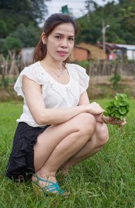 熟女王翠嫂超短裙小树林里诱惑摆拍此处省去一万字