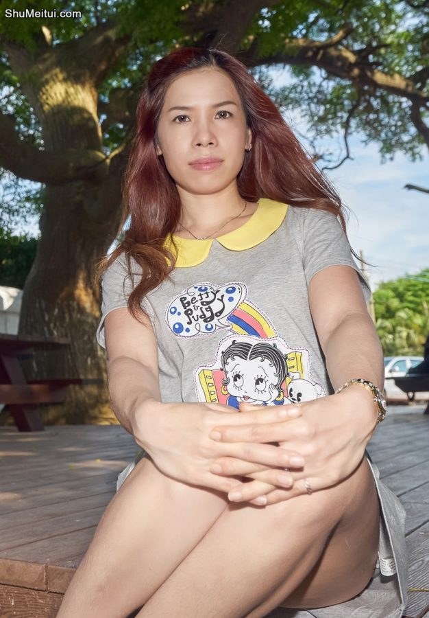 熟妇王翠嫂家居短裙外搭拖鞋休闲风出境[第7张/共9张]