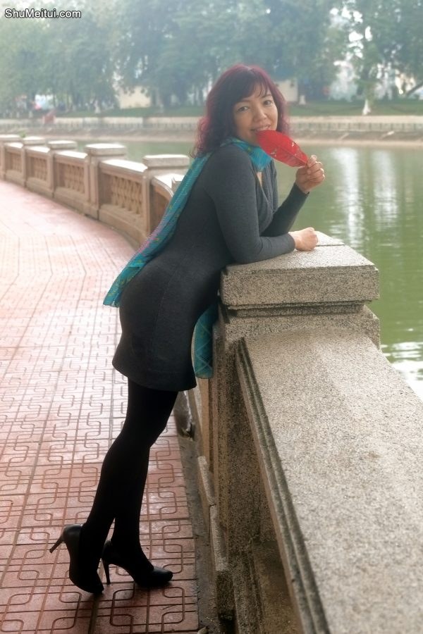 两位成熟美女大姐结伴拍照穿厚丝袜的腿型不错[第25张/共35张]