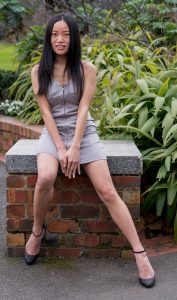 搔首弄姿的摩卡姐姐灰色短裙配黑高跟还不赖