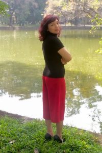 两位不同身材的熟女大姐外出拍照选一个吧