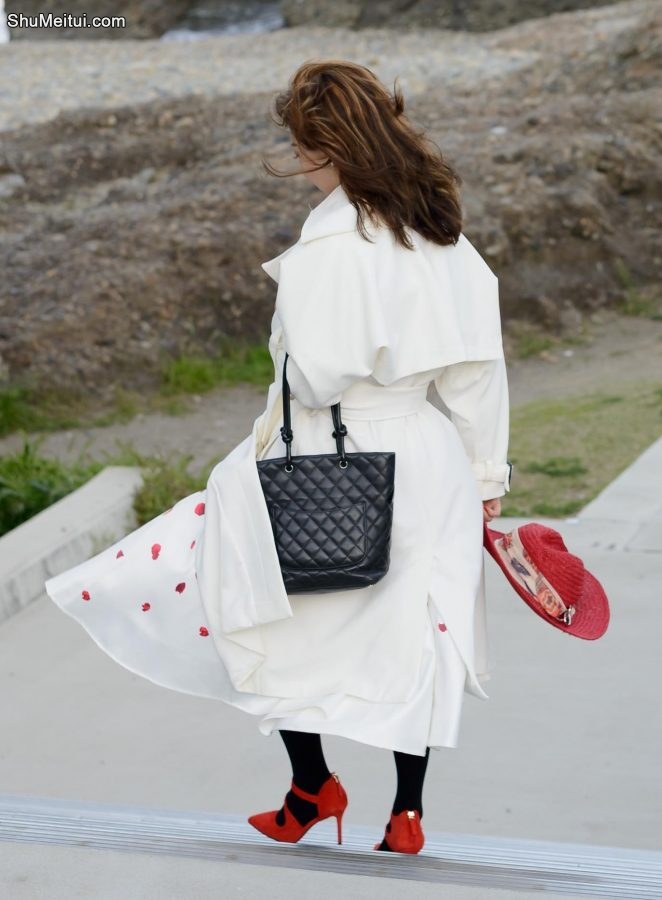 蓝天白云花海下的美妇优优真是妩媚至极，就像梦中的女神[第5张/共5张]