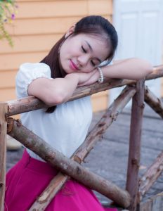 越南河内的可爱小阿妹，白衣红裙纯天然