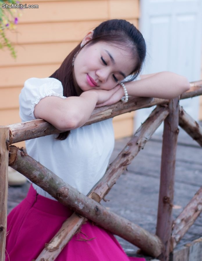 越南河内的可爱小阿妹，白衣红裙纯天然[第2张/共7张]