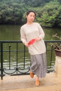 两位成熟美女大姐结伴拍照穿厚丝袜的腿型不错