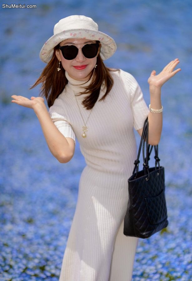 蓝天白云花海下的美妇优优真是妩媚至极，就像梦中的女神[第4张/共5张]