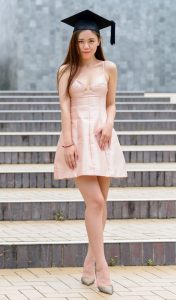 极品美妇公园摆拍露出酥胸和雪白的美腿好抢镜呀，害的我老想犯罪