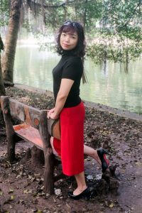 两位不同身材的熟女大姐外出拍照选一个吧