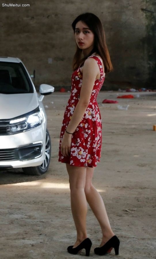 碎花红裙的性感美妇郝嫂，这颜值也太高了呀[第16张/共17张]