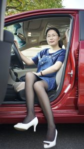 辣妈三七美妇黑丝花裙郊外一日游