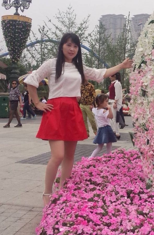 熟妇自拍之白衣红短裙魏大姐，风韵的很[第1张/共7张]