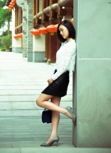 都市美妇短裙裹着大长腿妥妥得都市御姐范真性感