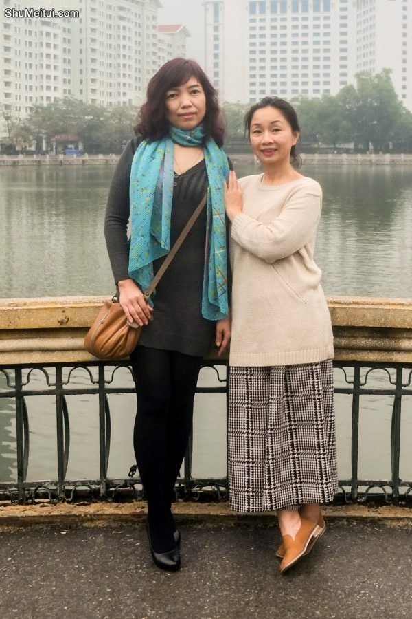 两位成熟美女大姐结伴拍照穿厚丝袜的腿型不错[第8张/共35张]