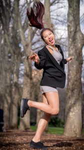 熟妇辛迪拍照拍high了，一个劲的往上蹦呀当心自己的性感蛮腰呀