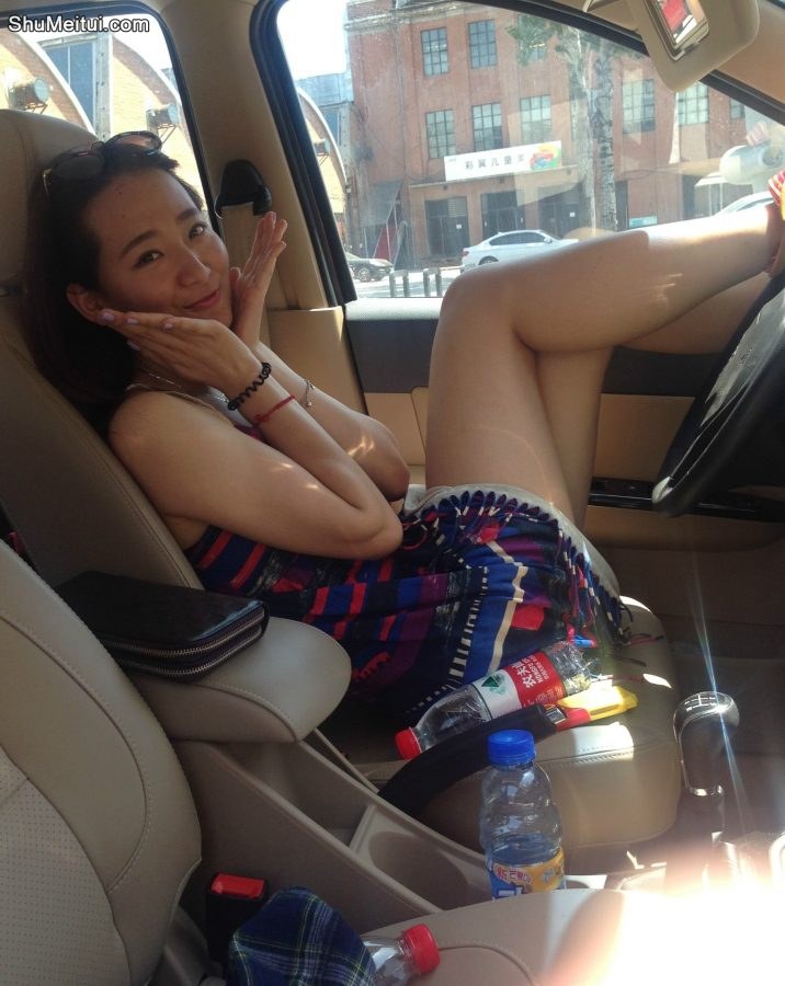 蓝色短裙美妇车里卖个萌，有约的不[第2张/共9张]