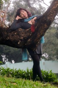 两位成熟美女大姐结伴拍照穿厚丝袜的腿型不错