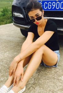 身材苗条的美妇姐姐短裤超短好清凉呀，适合抄底