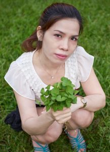 熟女王翠嫂超短裙小树林里诱惑摆拍此处省去一万字