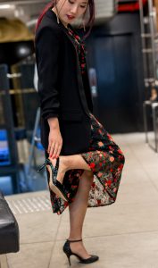 性感熟妇辛迪今天休息身着黑衣长裙逛街买买买