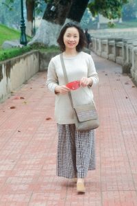 两位成熟美女大姐结伴拍照穿厚丝袜的腿型不错