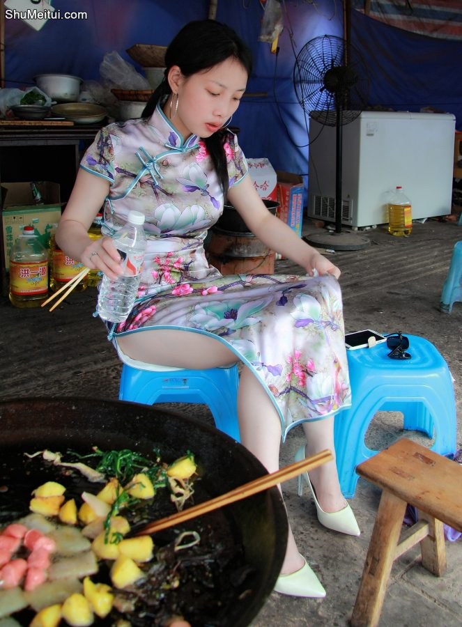 旗袍大长腿的年轻美妇山中烤肉骑大马，生活好安逸呀[第3张/共12张]