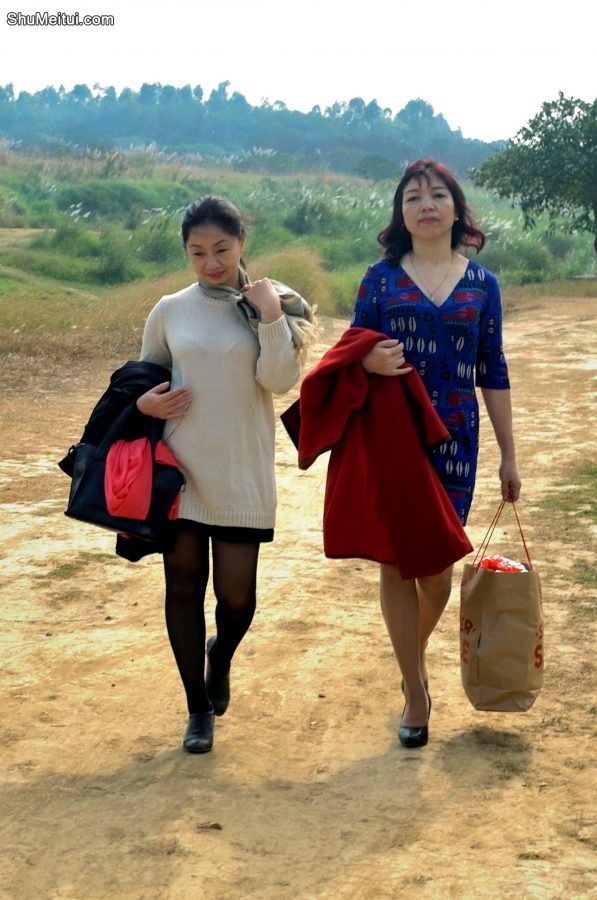 两位穿了丝袜的成熟美女大姐一起外拍之前奏[第8张/共19张]