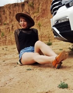 透视牛仔短裤的草帽姐妥妥的西北范不做作