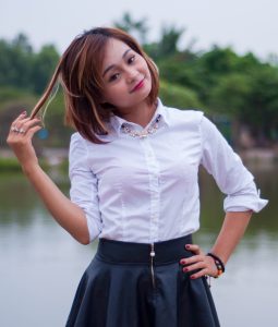 白衬衣配超短裙的俏皮美妇蛮可爱的