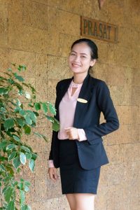 酒店大厅的熟妇前台很调皮嘛要打屁股哦